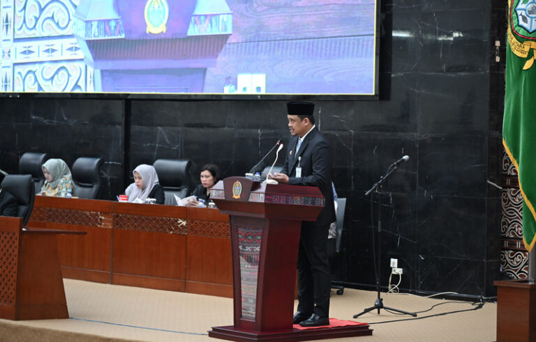 Gubernur Sumut Bobby Nasution menandatangani persetujuan Ranperda Pertanggungjawaban APBD 2025 bersama DPRD Sumut.