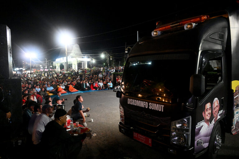 Bobby Nasution nobar final Piala Dunia 2026 bersama masyarakat di Gunungsitoli. Foto: sumutprov.go.id