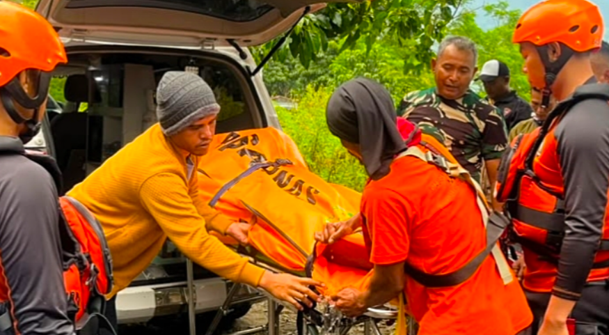 Foto: Proses evakuasi jasad Brian Sabbath Taruna Capah.