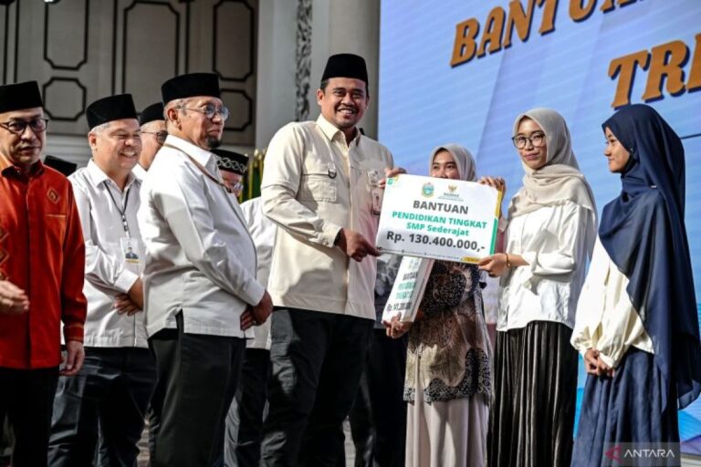 Gubernur Sumatera Utara Bobby Nasution menyerahkan bantuan zakat, infak, dan sedekah (ZIS) secara simbolis kepada penerima manfaat dalam pendistribusian ZIS Triwulan II Tahun 2026 di Kantor Gubernur Sumut, Selasa (1/7).