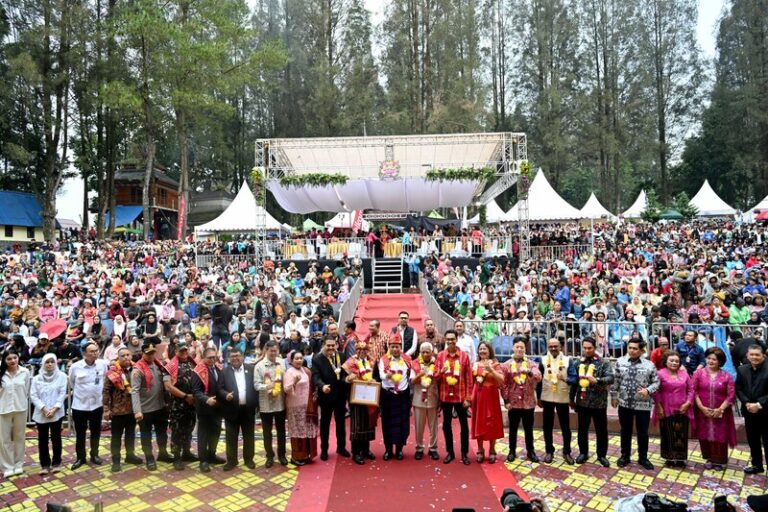 Wakil Gubernur Sumut Surya membuka Festival Bunga dan Buah Karo 2026 di Berastagi.