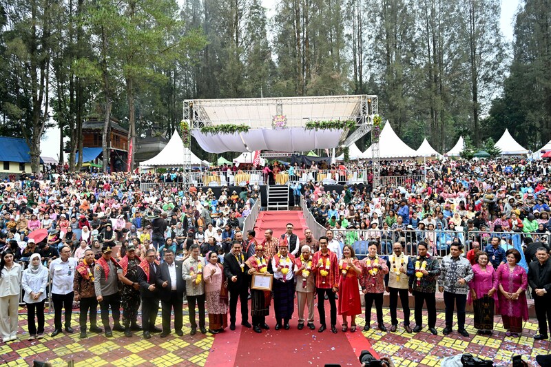 Wakil Gubernur Sumut Surya membuka Festival Bunga dan Buah Karo 2026 di Berastagi.
