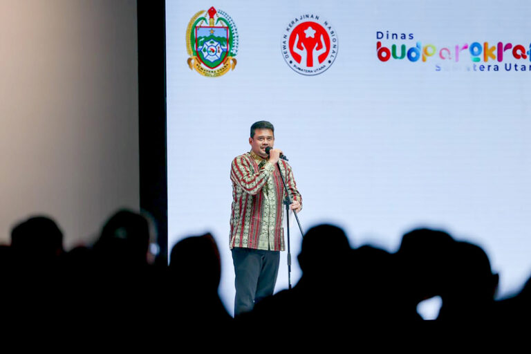 Gubernur Sumut Bobby Nasution menghadiri penutupan Indonesia Fashion Week 2026